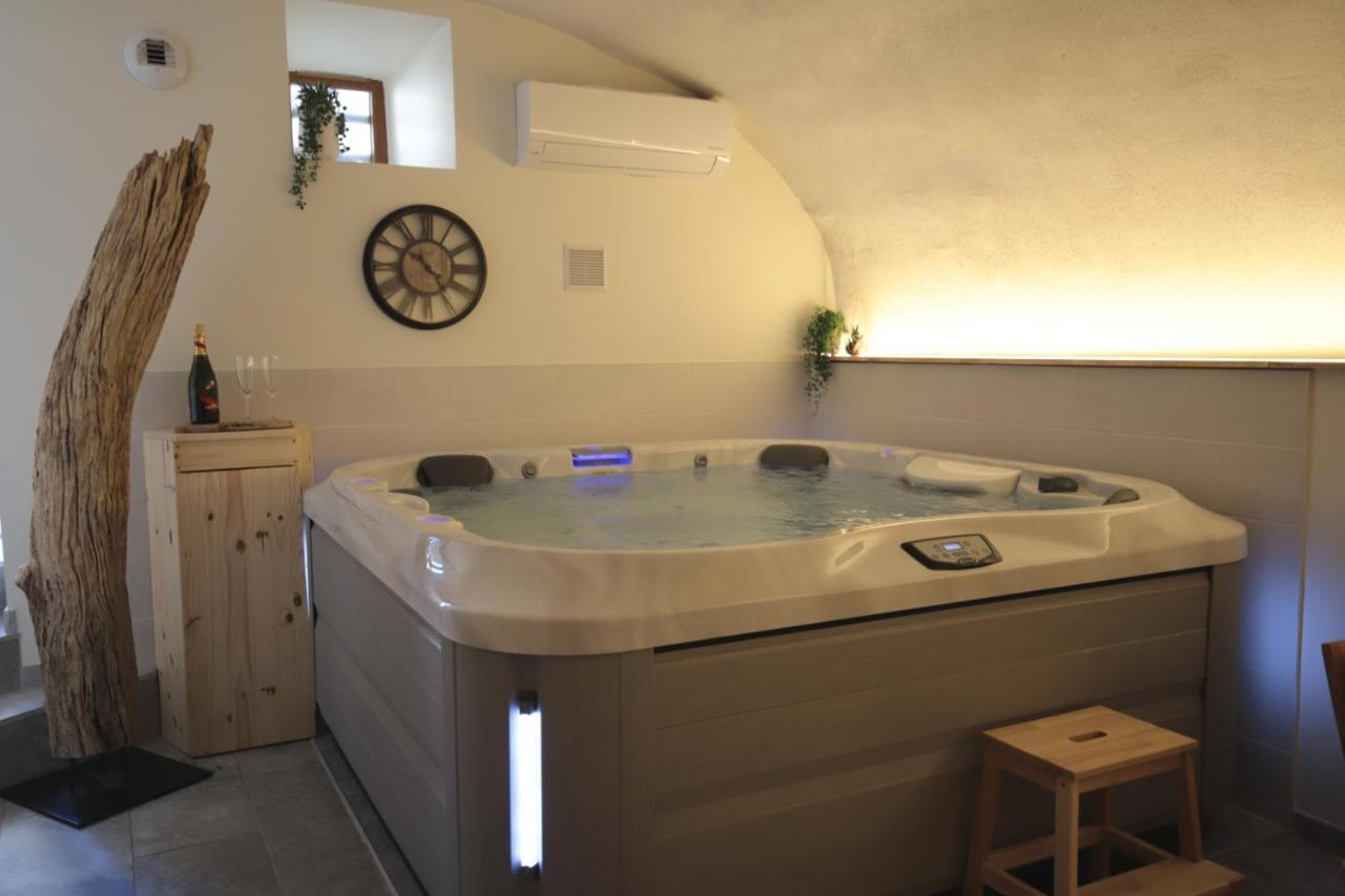 Gite De Charme Haut De Gamme Avec Jacuzzi Et Sauna Privatifs Donzère Exteriör bild